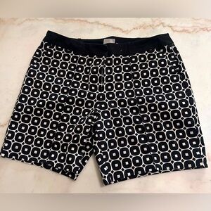 Worthington Women’s Black And White Geometric Print Shorts Size 10. 6” Inseam.